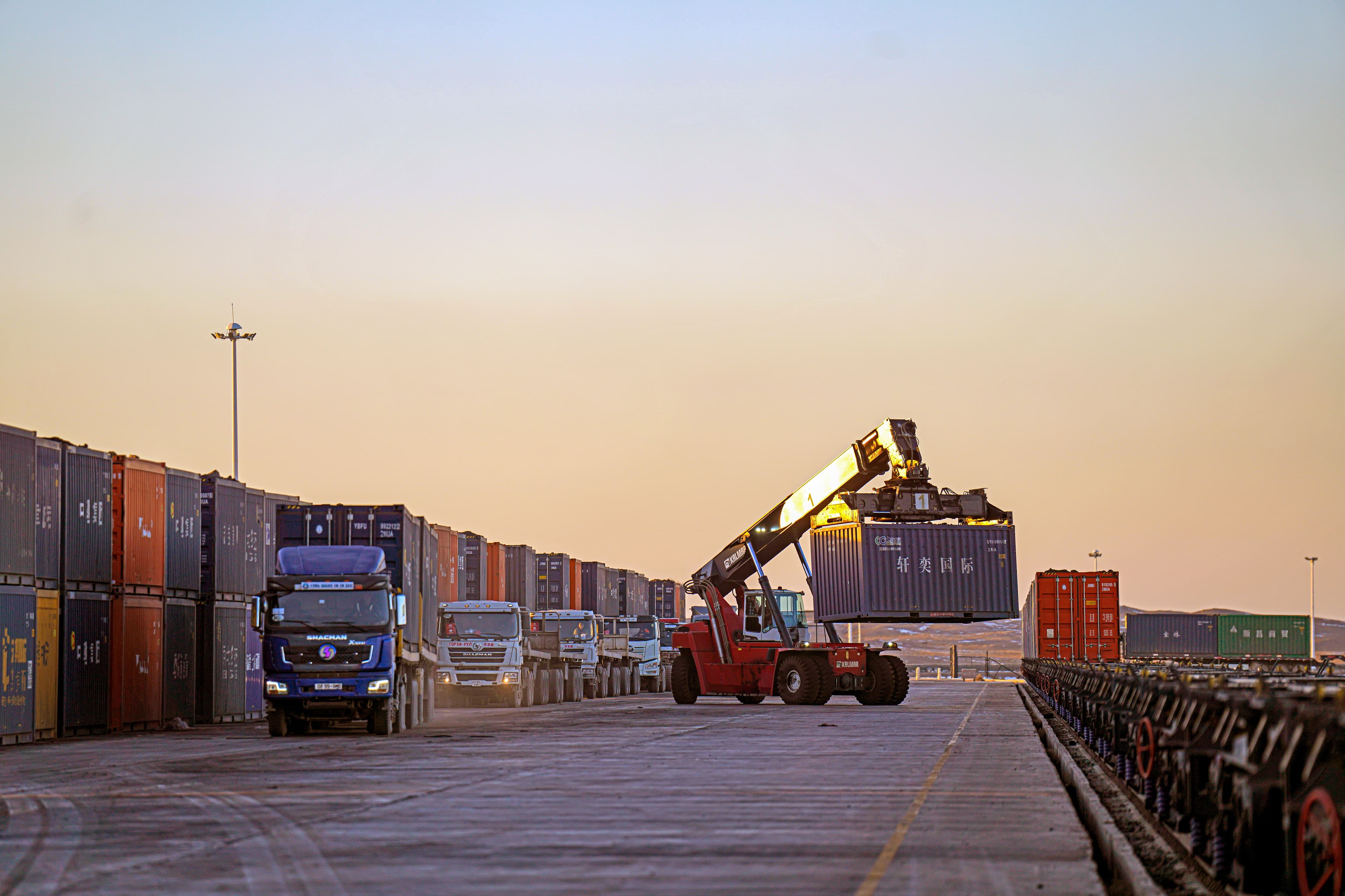 ТАВАНТОЛГОЙ-ГАШУУНСУХАЙТ ЧИГЛЭЛИЙН ТӨМӨР ЗАМААР ТАВАН САРЫН ДОТОР 3 САЯ ТОНН НҮҮРС ТЭЭВЭРЛЭВ